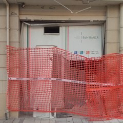 Esplosione al bancomat della Banca del Mezzogiorno, ladri in fuga a mani vuote