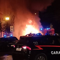 Corato, auto in fiamme davanti alla Stazione dei Carabinieri