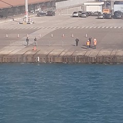 attracco a durazzo della nave partita da Bari con gli aiuti di protezione civile