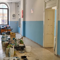 In corso pitturazione delle aule scolastiche e corridoi nel "Fornelli" di Corato