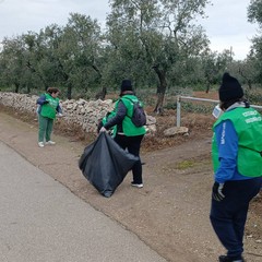 Ponte di via Giappone trasformato in discarica abusiva: l'intervento di clean up del gruppo PuliAmo Corato