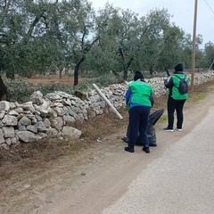 Ponte di via Giappone trasformato in discarica abusiva: l'intervento di clean up del gruppo PuliAmo Corato