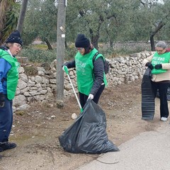 Ponte di via Giappone trasformato in discarica abusiva: l'intervento di clean up del gruppo PuliAmo Corato