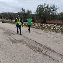 Ponte di via Giappone trasformato in discarica abusiva: l'intervento di clean up del gruppo PuliAmo Corato