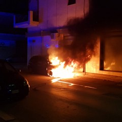 Corato, auto in fiamme in via Cincinnato