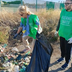 I volontari di Puliamo Corato raccolgono rifiuti abbandonati in zona Scannagatta