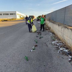 I volontari di Puliamo Corato raccolgono rifiuti abbandonati in zona Scannagatta
