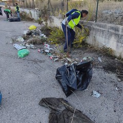 I volontari di Puliamo Corato raccolgono rifiuti abbandonati in zona Scannagatta