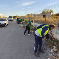 I volontari di Puliamo Corato raccolgono rifiuti abbandonati in zona Scannagatta