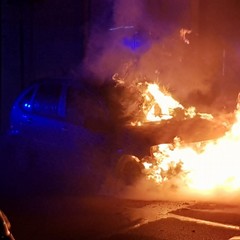 Corato, auto in fiamme in via Cincinnato
