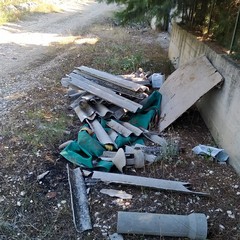 Il cumulo di eternit abbandonato in via Giappone