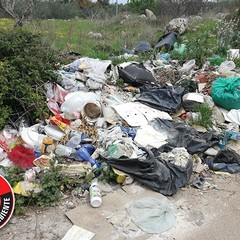 Le Guardie per l'ambiente denunciano: «La strada del Dolmen invasa da rifiuti»