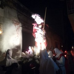 Preghiera e commozione accompagnano la processione dei Misteri