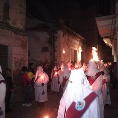 Preghiera e commozione accompagnano la processione dei Misteri