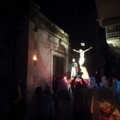 Preghiera e commozione accompagnano la processione dei Misteri