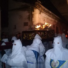 Preghiera e commozione accompagnano la processione dei Misteri