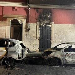 Corato, auto in fiamme