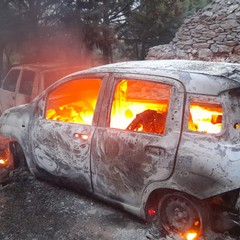 Auto rubate e incendiate, trovate le carcasse fra Bisceglie e Corato