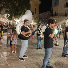 Corato rinnova la tradizione: si accendono le Barche di Santa Maria