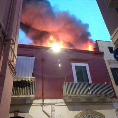 Incendio a Corato, fiamme su un terrazzo in via Sant'Elia