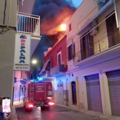 Incendio a Corato, fiamme su un terrazzo in via Sant'Elia