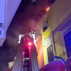 Incendio a Corato, fiamme su un terrazzo in via Sant'Elia