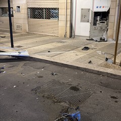 Esplosione al bancomat della Banca del Mezzogiorno, ladri in fuga a mani vuote