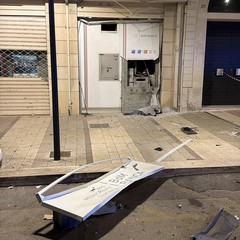 Esplosione al bancomat della Banca del Mezzogiorno, ladri in fuga a mani vuote