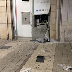 Esplosione al bancomat della Banca del Mezzogiorno, ladri in fuga a mani vuote