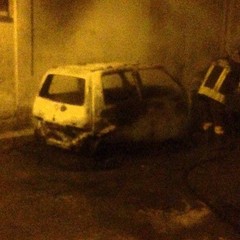 Ancora un'auto in fiamme. È la quindicesima da inizio anno