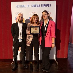 Renata La Serra (al centro) premiata al Festival del cinema europeo