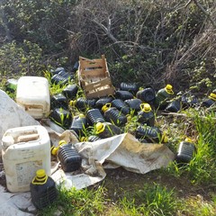 Damigiane di vino scaricate come spazzatura nelle campagne