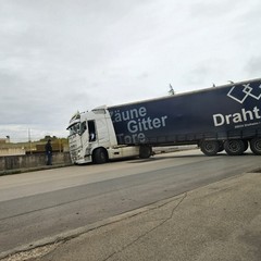 Camion bloccato durante una manovra su via Castel del Monte
