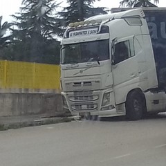 Camion bloccato durante una manovra su via Castel del Monte