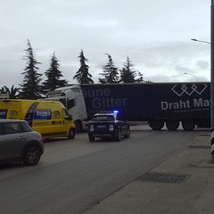 Camion bloccato durante una manovra su via Castel del Monte