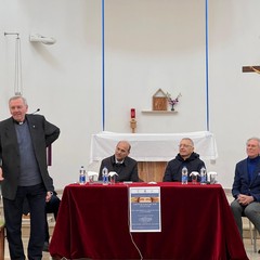 Gesù Cristo risorge sul mondo che volge