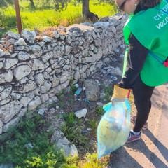 I volontari di "PuliAmo Corato" al lavoro per restituire decoro a via vecchia Barletta