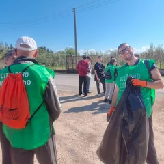 I volontari di "PuliAmo Corato" al lavoro per restituire decoro a via vecchia Barletta