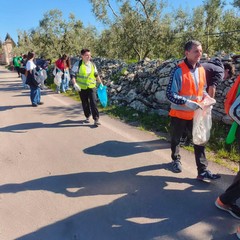 I volontari di "PuliAmo Corato" al lavoro per restituire decoro a via vecchia Barletta