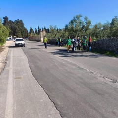 I volontari di "PuliAmo Corato" al lavoro per restituire decoro a via vecchia Barletta