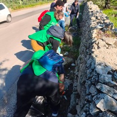 I volontari di "PuliAmo Corato" al lavoro per restituire decoro a via vecchia Barletta