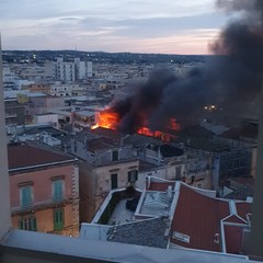 Incendio a Corato, fiamme su un terrazzo in via Sant'Elia