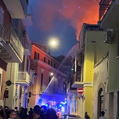 Incendio a Corato, fiamme su un terrazzo in via Sant'Elia