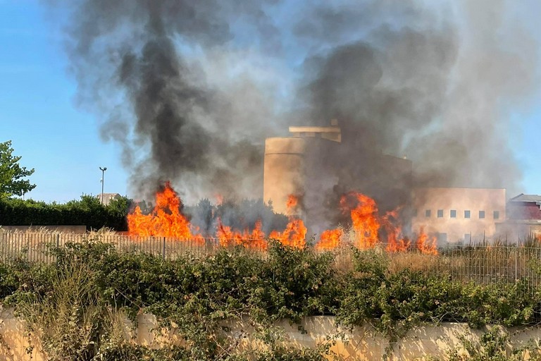 Incendio centro raccolta rifiuti