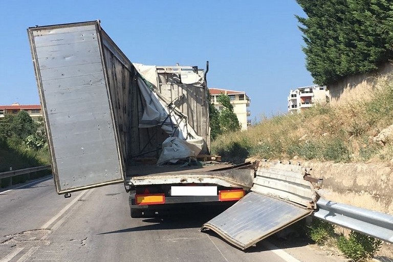 Camion perde carico