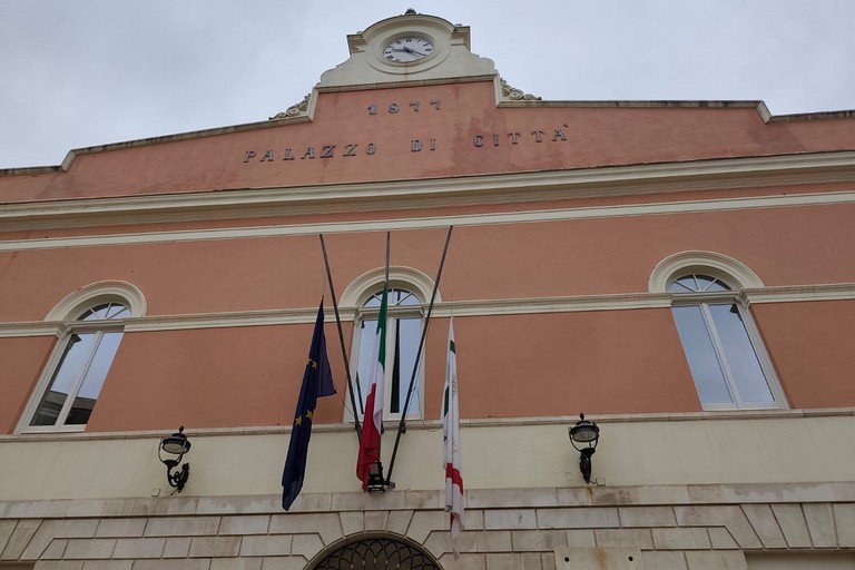 Bandiere a mezz’asta al comune di Corato