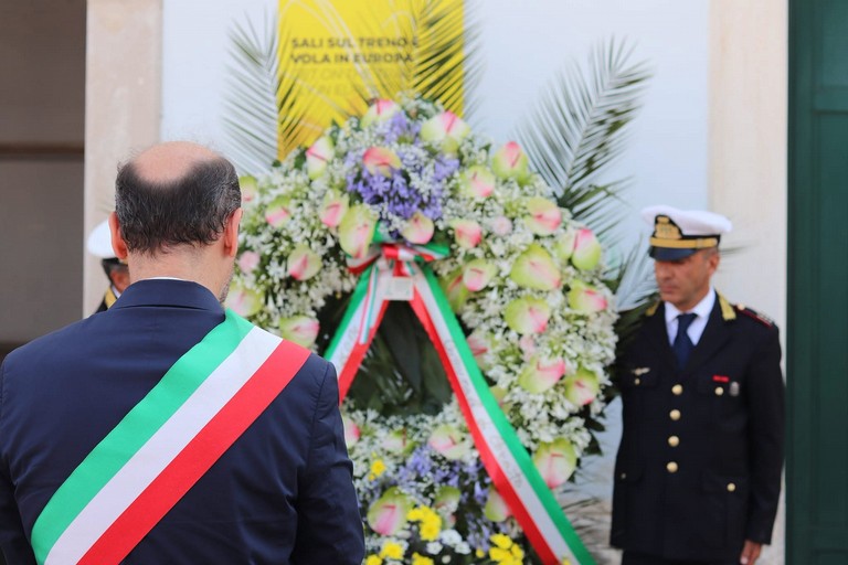 Corato rinnova il ricordo delle vittime della tragedia ferroviaria del 2016: una corona di fiori nel piazzale della stazione