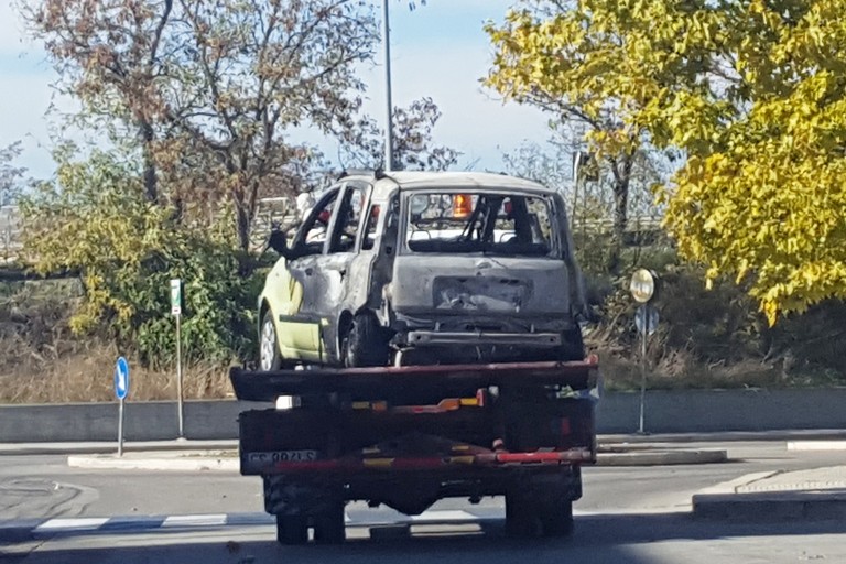 Auto incendiata