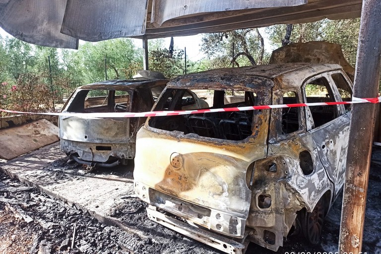 Auto incendiate a Lamarca