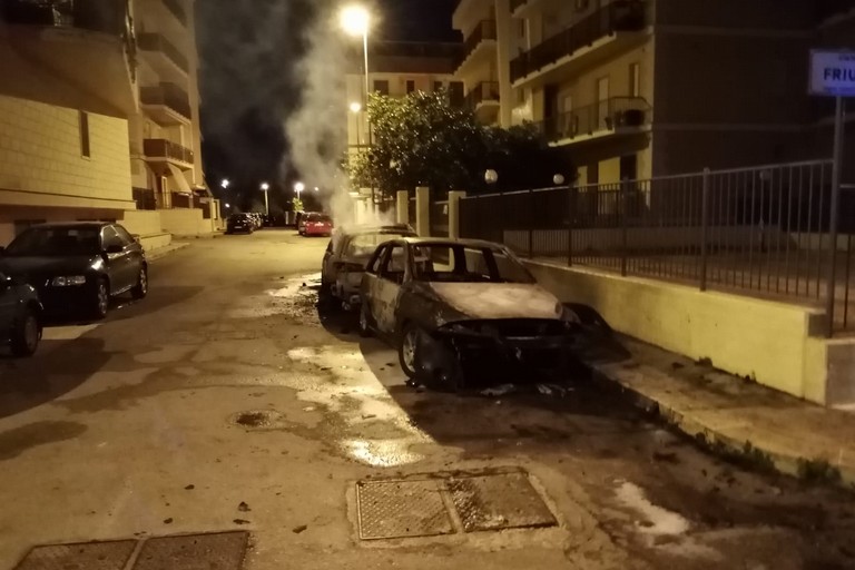Corato, due auto in fiamme in via Friuli